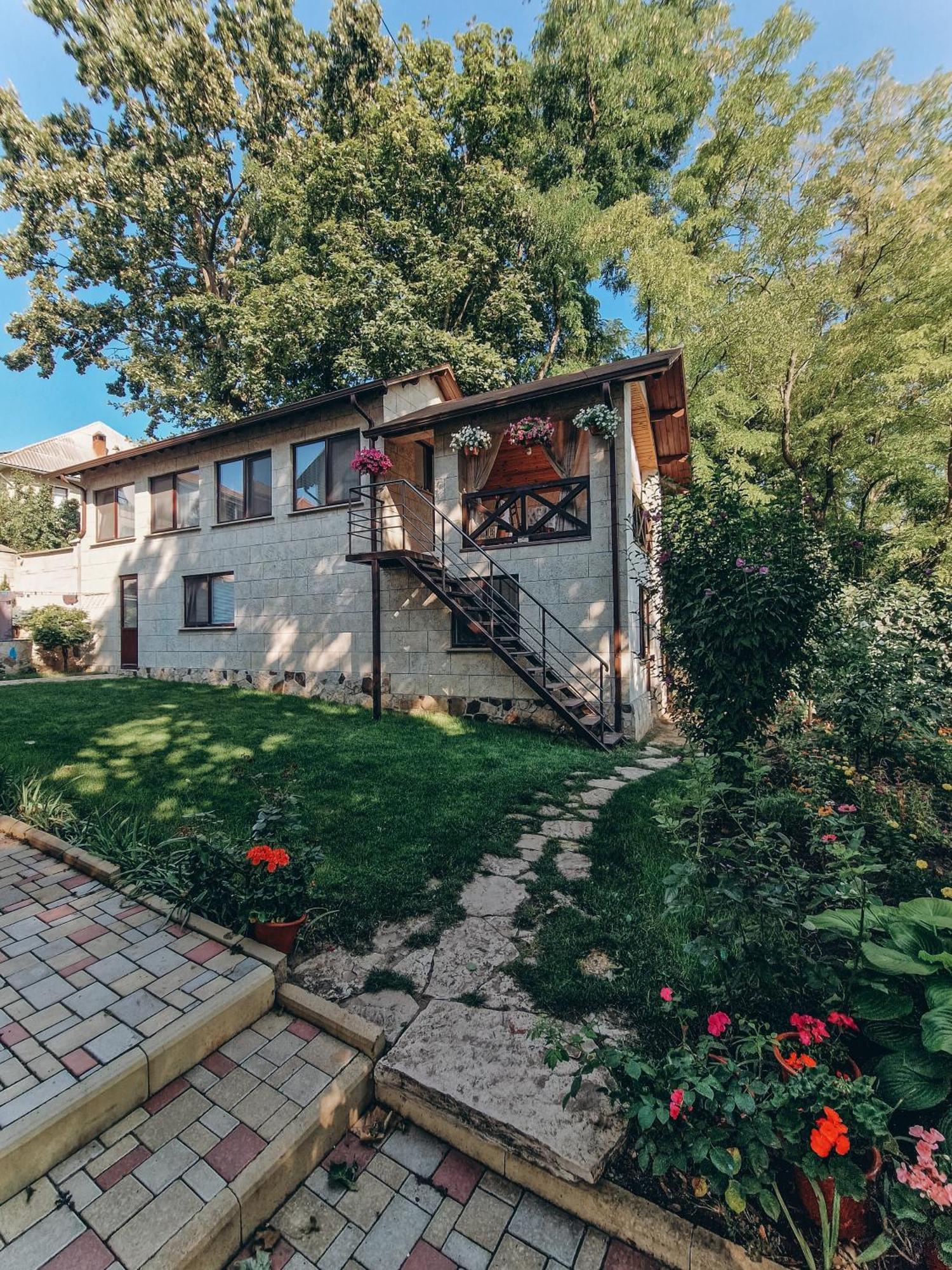 White Valley Entire Guest House Next To Forest Chisinau Bagian luar foto